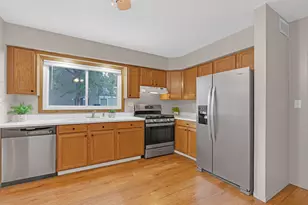 29W456 Blackthorn Ln, Warrenville, IL 60555 - Photo 7