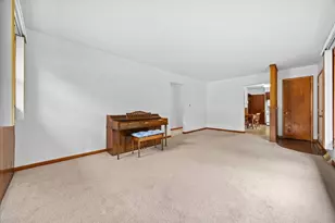 304 Crestwood Dr, Roselle, IL 60172 - Photo 7