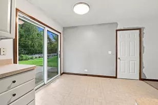 145 Shawnee Dr, Carol Stream, IL 60188 - Photo 9