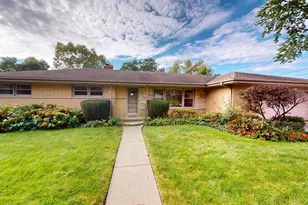 1105 W Grove St, Arlington Heights, IL 60005 - Photo 1