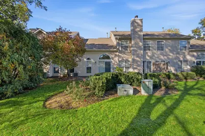 1055 Woodhill Court, Elgin, IL 60120 - Photo 5