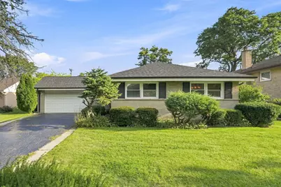 807 E Golfview Drive, Mount Prospect, IL 60056 - Photo 1
