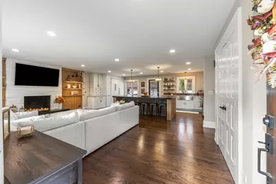 390 S Kenilworth Avenue, Glen Ellyn, IL 60137 - Photo 3