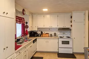928 N Johnston Ave, Rockford, IL 61101 - Photo 5