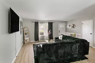 18200 Fountainbleau Dr, Hazel Crest, IL 60429 - Photo 3
