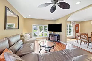 382 Maple Ln, Elk Grove Village, IL 60007 - Photo 7