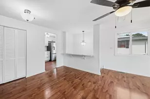 18 Eastham Ct, Schaumburg, IL 60193 - Photo 7