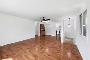 18 Eastham Ct, Schaumburg, IL 60193 - Photo 5