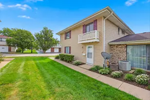 18 Eastham Ct, Schaumburg, IL 60193 - Photo 1