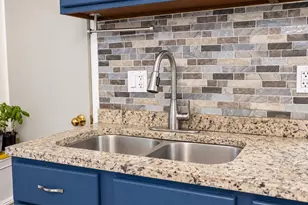 3906 W Montrose Ave, Chicago, IL 60618 - Photo 5