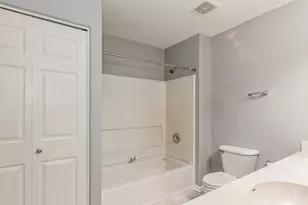 9411 Fountain Point Cir, Darien, IL 60561 - Photo 17