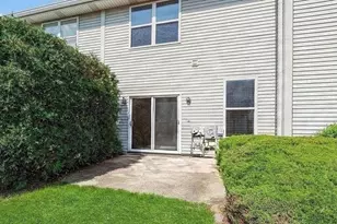 9411 Fountain Point Cir, Darien, IL 60561 - Photo 19