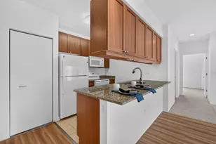 1572 Maple Ave, Evanston, IL 60201 - Photo 3