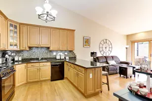 11S352 Deer Trail Ct, Burr Ridge, IL 60527 - Photo 5