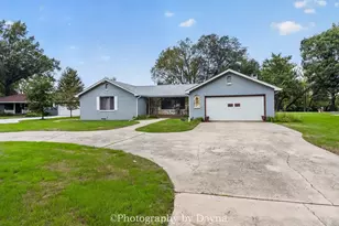 1930 Bittersweet Dr, Saint Anne, IL 60964 - Photo 3