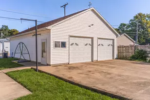715 W Grant Ave, Pontiac, IL 61764 - Photo 3
