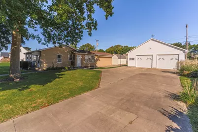 715 W Grant Avenue, Pontiac, IL 61764 - Photo 1