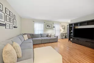 21 N Walnut Ct, Streamwood, IL 60107 - Photo 3