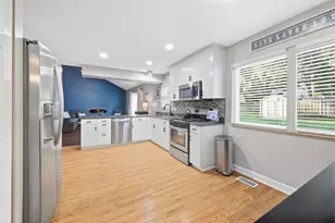 21 N Walnut Ct, Streamwood, IL 60107 - Photo 7