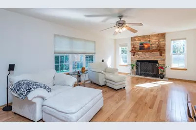 4052 Woodcrest Court, Gurnee, IL 60031 - Photo 5