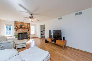 4052 Woodcrest Ct, Gurnee, IL 60031 - Photo 11