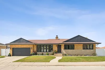 8425 W Sunnyside Avenue, Chicago, IL 60656 - Photo 1
