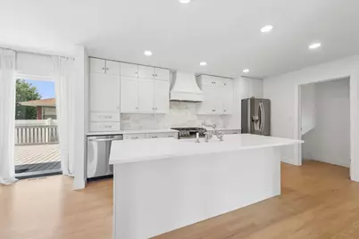 8425 W Sunnyside Avenue, Chicago, IL 60656 - Photo 5
