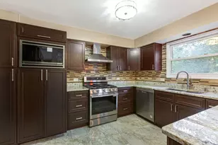 77 Montclair Rd, Vernon Hills, IL 60061 - Photo 5