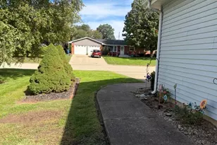 915 W 1st St, Spring Valley, IL 61362 - Photo 13