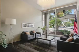 555 W Cornelia Ave, Chicago, IL 60657 - Photo 3