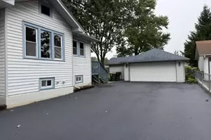 414 W Park Ave, Round Lake, IL 60073 - Photo 5