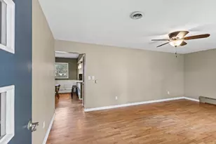 810 Longview Rd, Monticello, IL 61856 - Photo 7