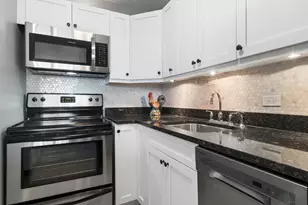 4250 N Marine Dr, Chicago, IL 60613 - Photo 5
