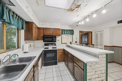 9041 Maple Avenue, Burr Ridge, IL 60527 - Photo 11