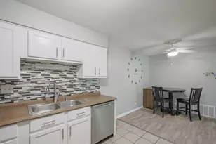 625 Derry Ct, Schaumburg, IL 60193 - Photo 7
