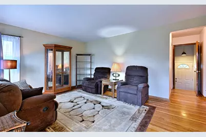 300 Wisconsin Drive, Des Plaines, IL 60016 - Photo 3