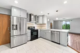 700 N Briar Hill Ln, Addison, IL 60101 - Photo 3