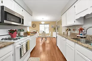 1312 Sandhurst Ln, South Elgin, IL 60177 - Photo 9
