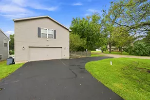 1379 Cary Rd, Algonquin, IL 60102 - Photo 3