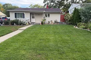 25 Meadowlark Ln, Carpentersville, IL 60110 - Photo 1