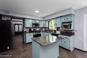 360 Lakeview Dr, Aurora, IL 60506 - Photo 5