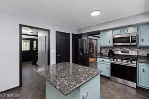 360 Lakeview Dr, Aurora, IL 60506 - Photo 7