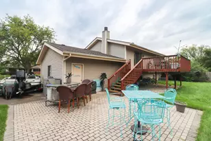 916 Camelot Dr, Crystal Lake, IL 60014 - Photo 1