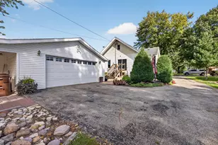 210 S 10th St, Rochelle, IL 61068 - Photo 25
