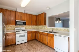 732 Hanbury Dr, Des Plaines, IL 60016 - Photo 3