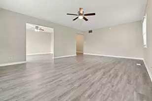 101 Emerson Dr, Schaumburg, IL 60193 - Photo 5