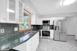 10 Mayflower Rd, Vernon Hills, IL 60061 - Photo 15