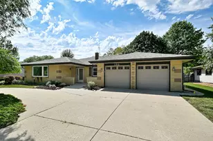 132 S Staffire Dr, Schaumburg, IL 60193 - Photo 1
