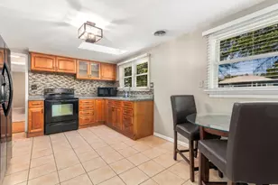 651 Westgate Dr, Aurora, IL 60506 - Photo 5