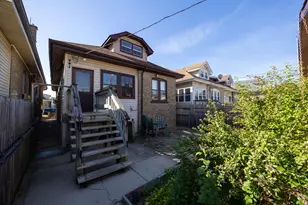 5226 W Wolfram St, Chicago, IL 60641 - Photo 3